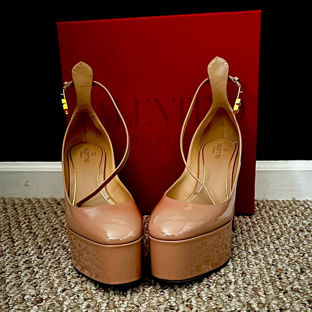Valentino Tan go Platform pumps. In Rose Cannelle